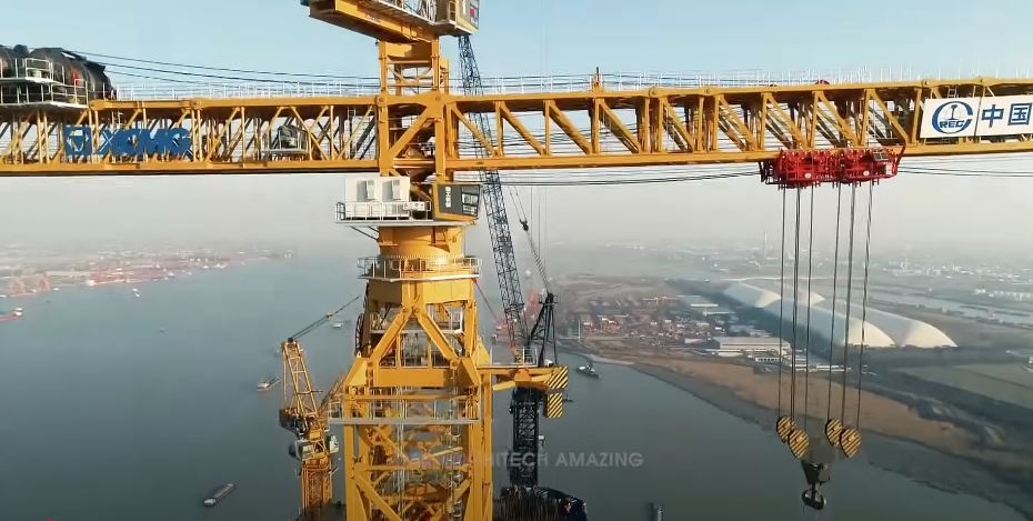 Cần trục tháp "TỰ LEO" hàng trăm mét ntn? Cận cảnh quá trình lắp đặt cần cẩu tháp cao nhất thế giới