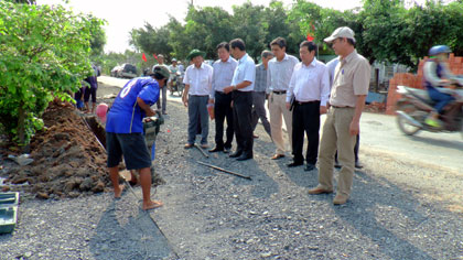 Khởi công đường ống dẫn nước bổ cấp nước ngọt phục vụ nhân dân huyện Tân Phú Đông